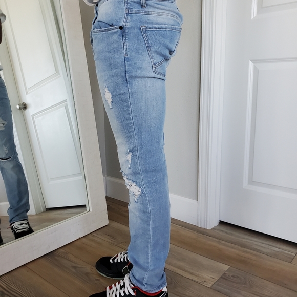 Distressed skinny jeans - Picture 2 of 8